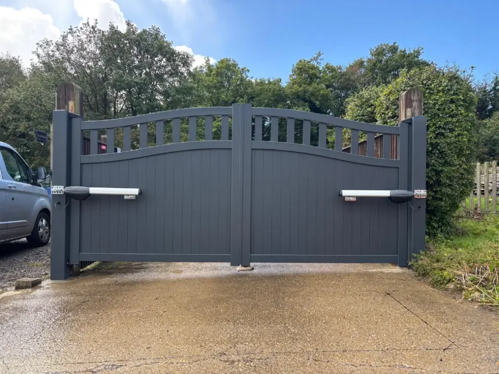 Anthracite grey aluminium gates Close Up
